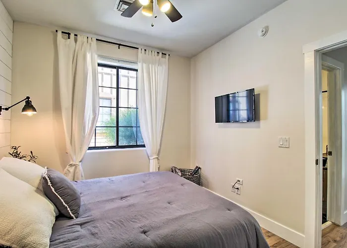 Apartment Rustic-chic With Fishing Pond!